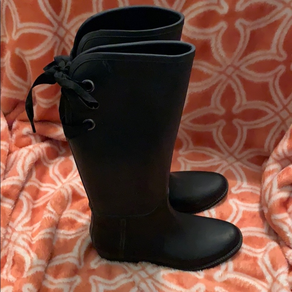 Black adorable rain boots !